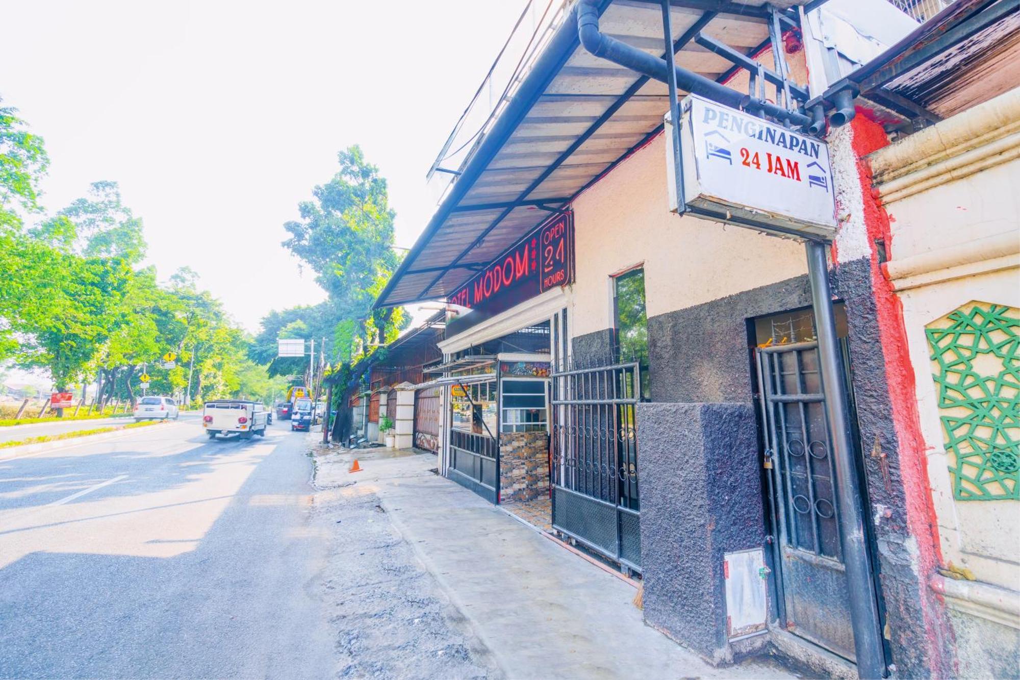 Oyo 93132 Modom Homestay Near Rs Islam Jakarta Pondok Kopi Exteriér fotografie